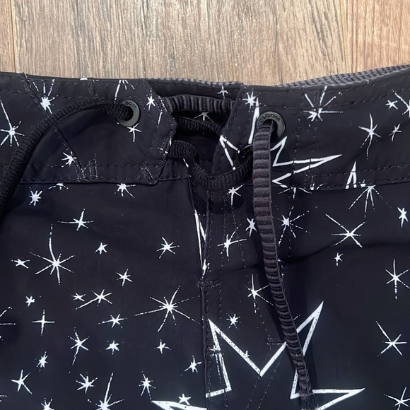 Volcom Boys Mod-Tech Black Star Designed Swim Shorts Size 12 - Picture 4 of 7